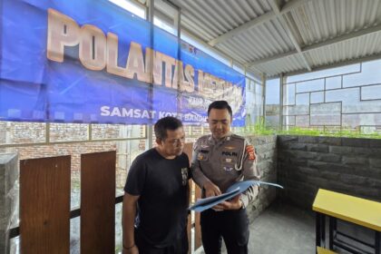 BRIGPOL Rudy Dorong Pelayanan Berbasis Empati, Wujudkan Polisi yang Hadir dan Membantu di Samsat Pajajaran polantas menyapa (10)