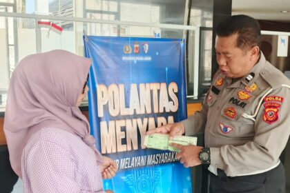 AIPTU Bambang Hadirkan Pelayanan Penuh Hospitality, Tingkatkan Kenyamanan Masyarakat di Samsat Pajajaran polantas menyapa (20)