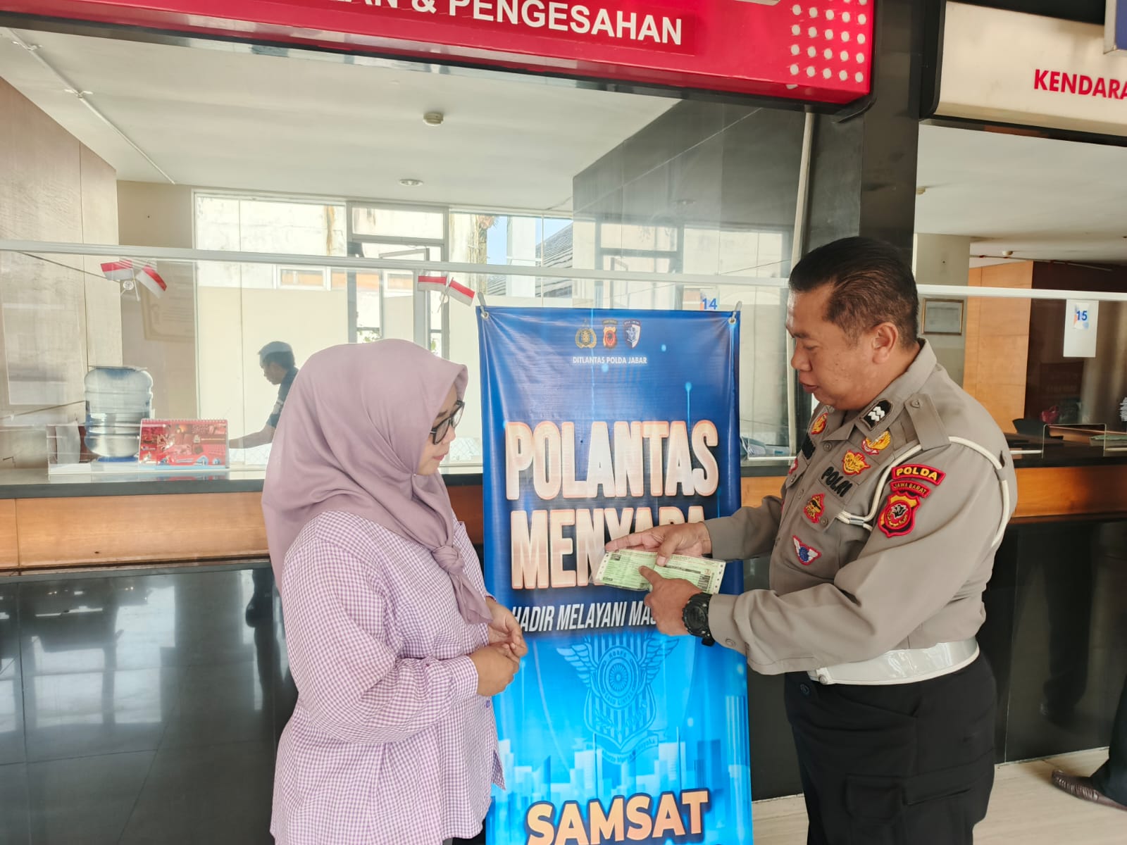 AIPTU Bambang Hadirkan Pelayanan Humanis dan Profesional, Wujud Nyata Semangat Polantas Menyapa di Samsat Pajajaran polantas menyapa (24)