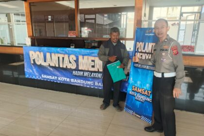 AIPTU Santoso Hadirkan Polantas Menyapa yang Humanis, Perkuat Pelayanan di Samsat Pajajaran polantas menyapa (47)
