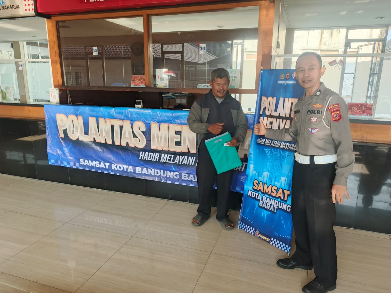 AIPTU Santoso Hadirkan Polantas Menyapa yang Humanis, Perkuat Pelayanan di Samsat Pajajaran polantas menyapa (47)