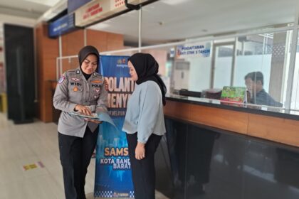 BRIGPOL Widi Hadir Lebih Dekat dengan Masyarakat melalui Program Polantas Menyapa di Samsat Pajajaran polantas menyapa (7)