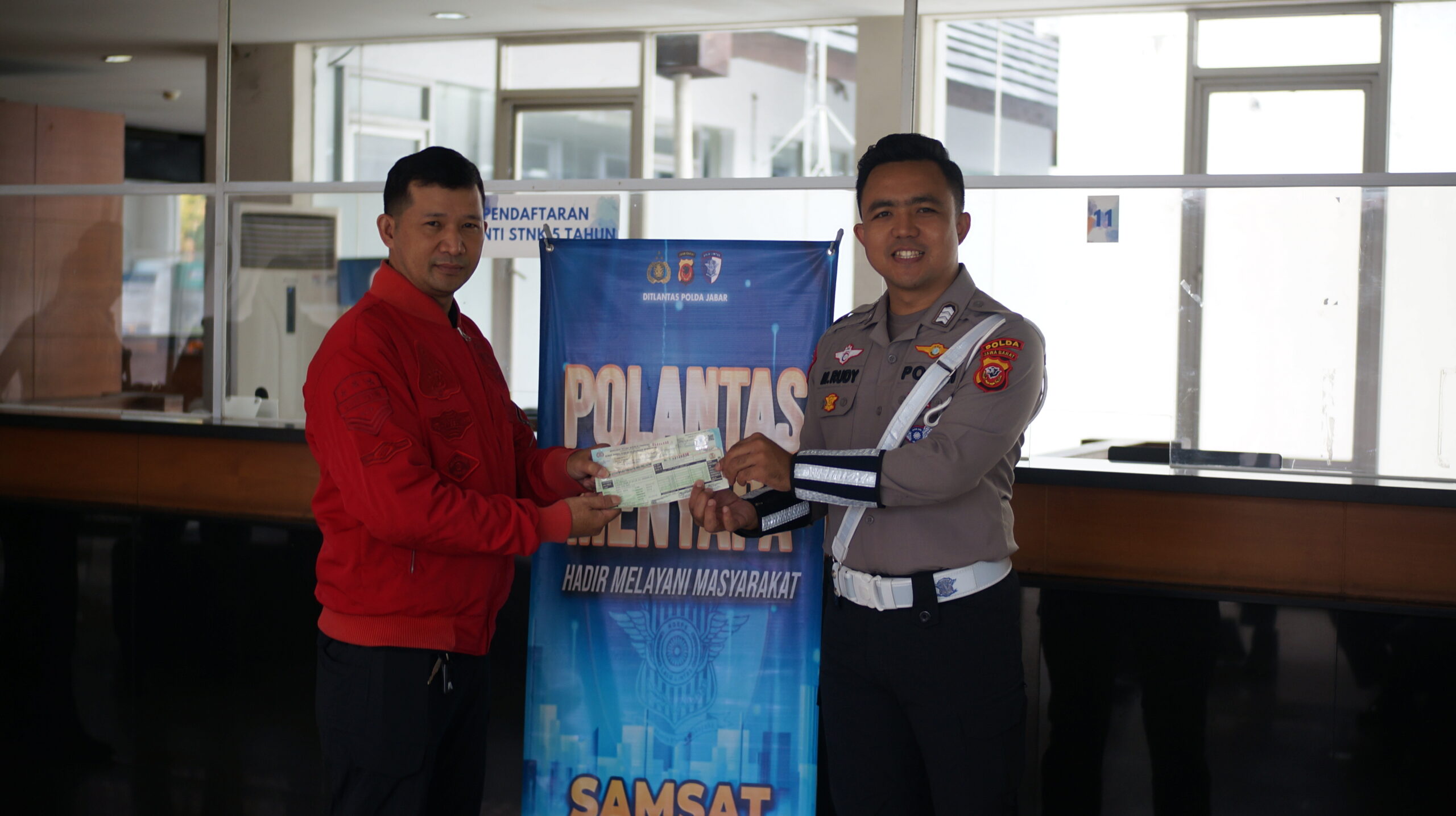 Brigpol Rudy Kedepankan Senyum dan Solusi di Layanan Samsat dsc00081