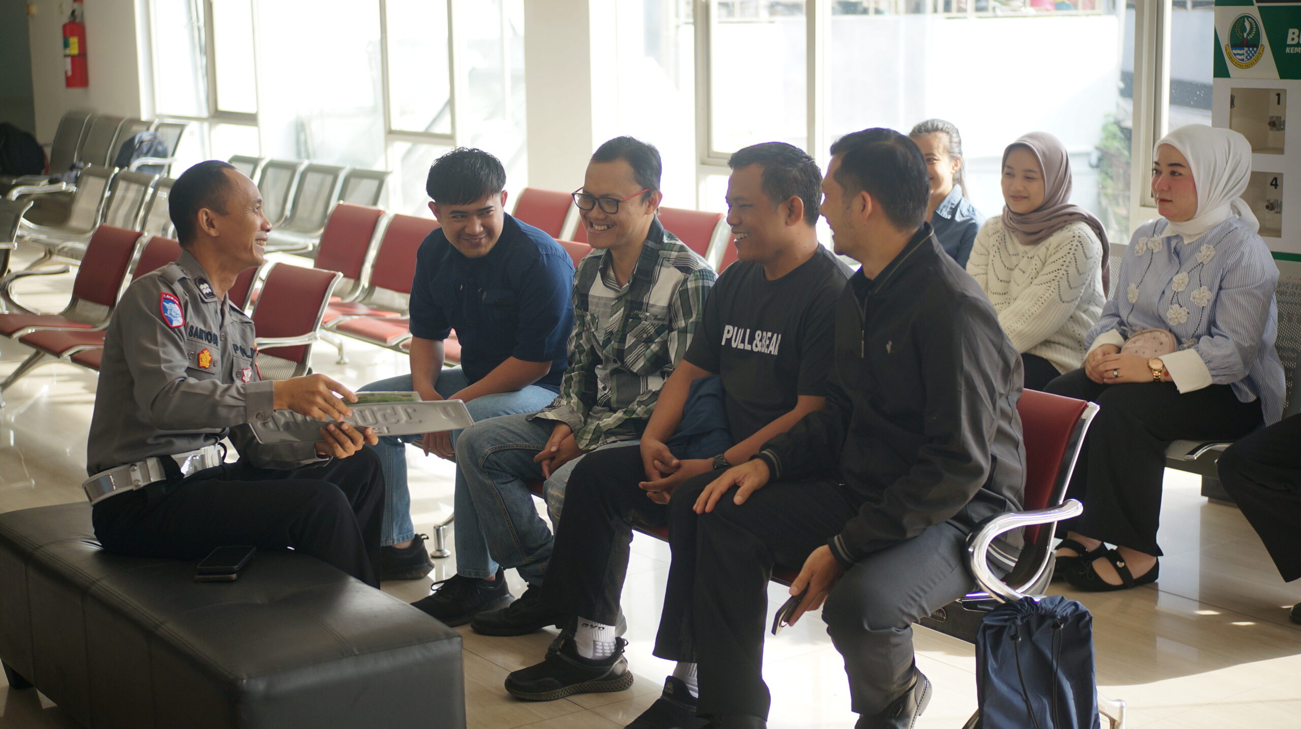 Aiptu Santoso Aktif Edukasi Wajib Pajak di Samsat Pajajaran, Dorong Kepatuhan Lewat Polantas Menyapa dsc09167