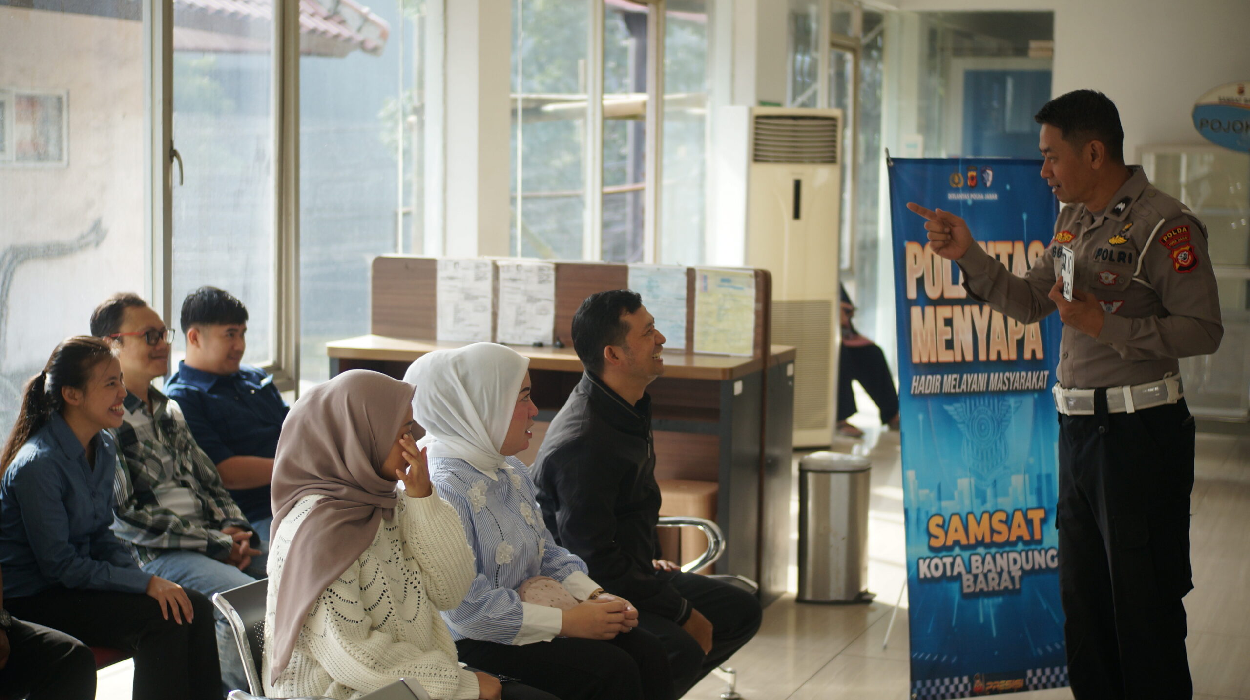 Edukasi Humanis di Samsat Pajajaran: Aipda Egga Ajak Masyarakat Lebih Tertib Berkendara dan Taat Pajak dsc09184