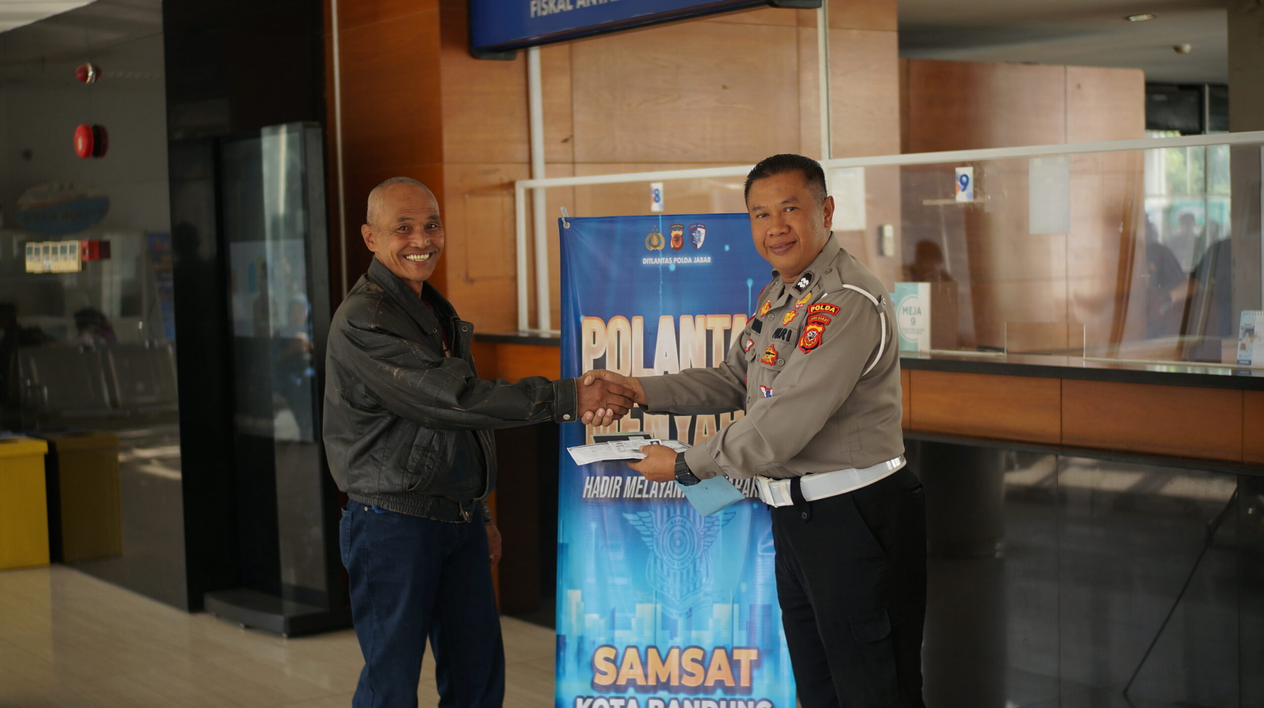 Pelayanan Tanpa Menunggu, Aiptu Bambang Proaktif Dampingi Masyarakat di Samsat Pajajaran dsc09307