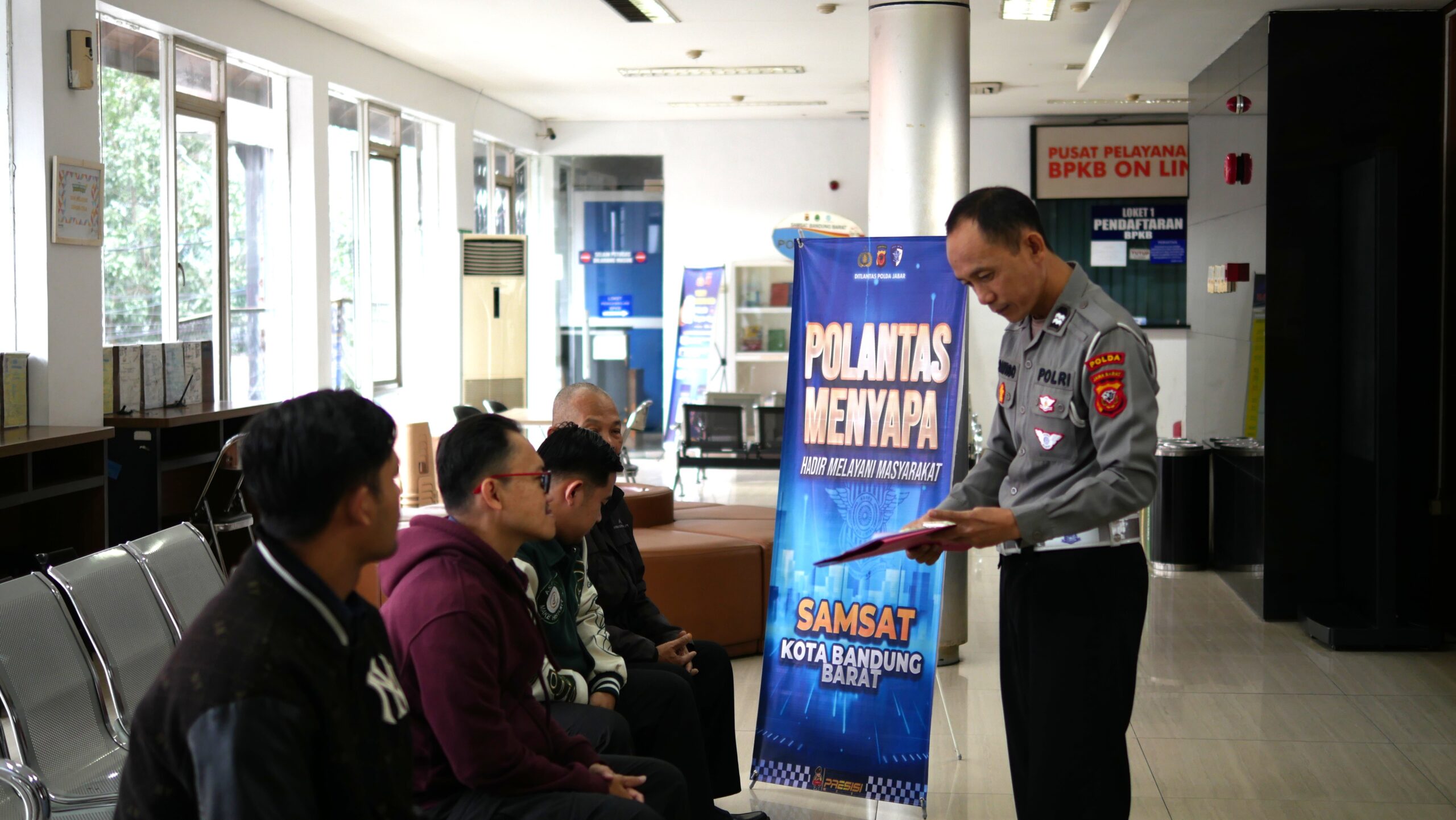 Aiptu Santoso Gerak Aktif Edukasi Pajak Kendaraan, Perkuat Kesadaran Masyarakat di Samsat Pajajaran p1021890