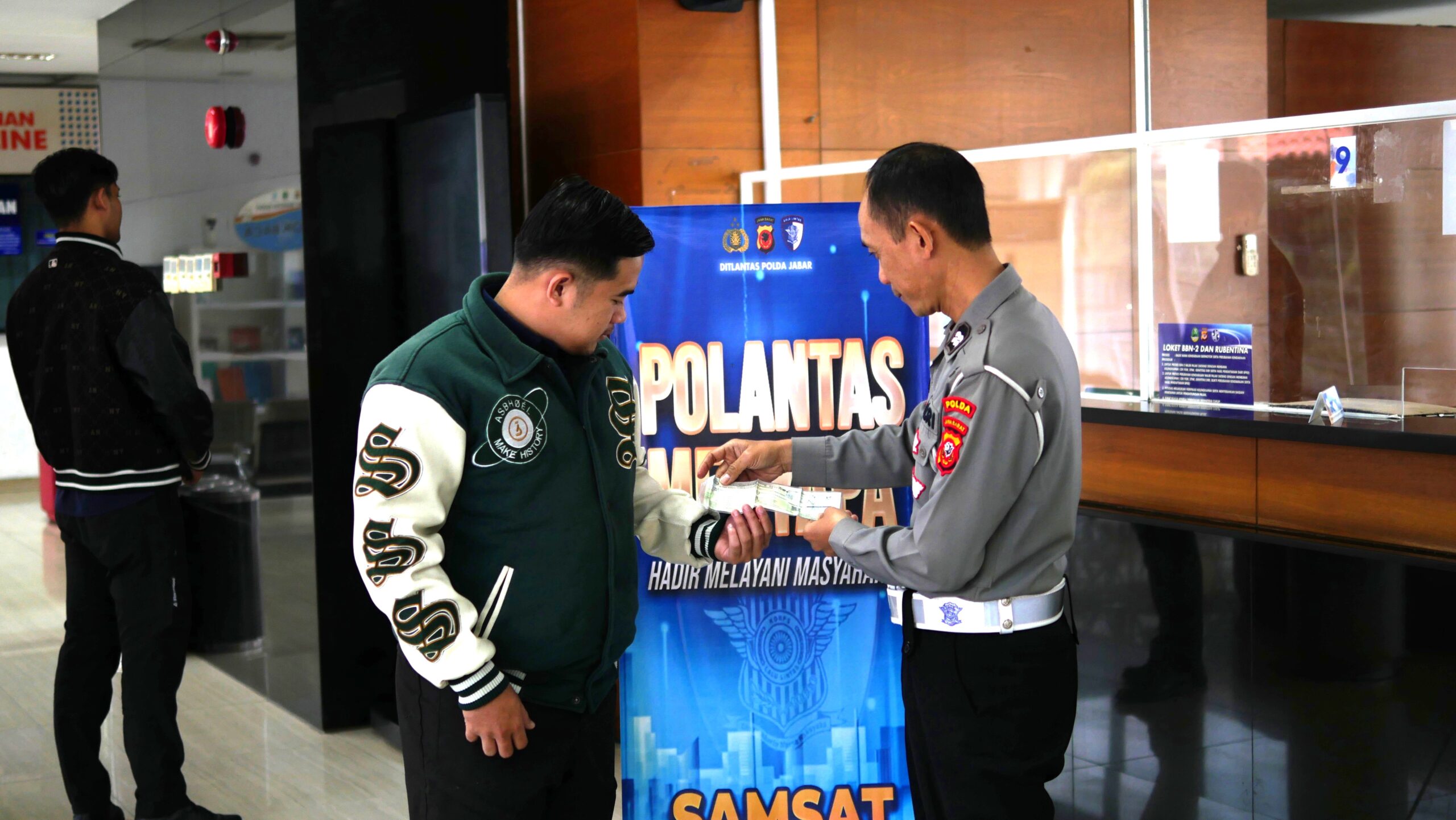 AIPTU SANTOSO EDUKASI KESELAMATAN BERKENDARA DAN PENTINGNYA MEMBAYAR PAJAK KENDARAAN DI SAMSAT PAJAJARAN p1021893