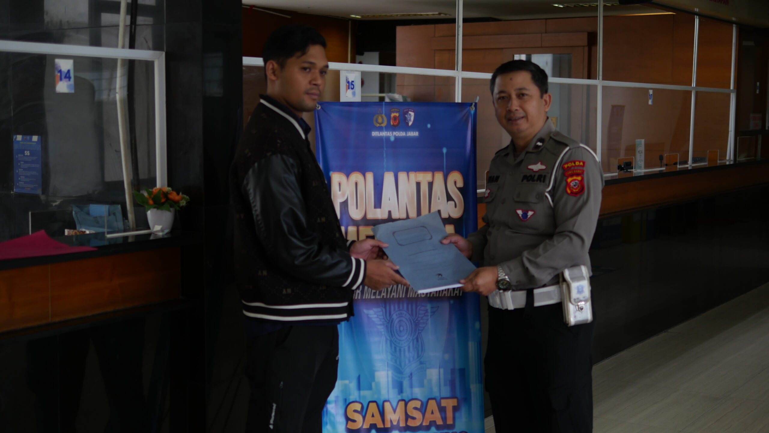 Aipda Iyan Ajak Masyarakat Tertib Berkendara dan Taat Pajak Kendaraan p1021898