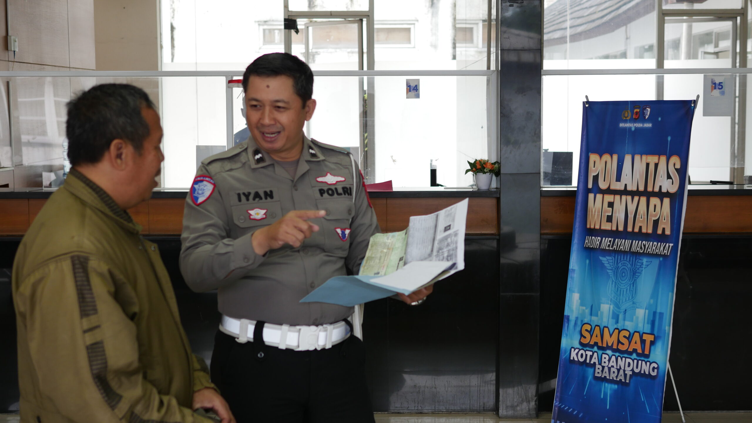 Aipda Iyan Tingkatkan Kesadaran Masyarakat Lewat Edukasi Pajak Kendaraan yang Humanis p1021908