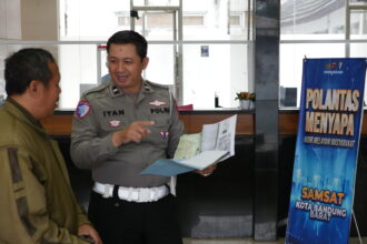 AIPDA IYAN BERIKAN EDUKASI DAN PELAYANAN HUMANIS KEPADA MASYARAKAT p1021908