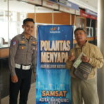 EDUKASI HUMANIS DI SAMSAT PAJAJARAN: BRIPTU NOVAN AJAK MASYARAKAT TERTIB BERKENDARA DAN TAAT PAJAK polantas menyapa pajajaran (18)