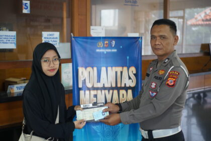 Aiptu Kurniawan Atur Alur Pelayanan, Antrean Lebih Tertib dan Efisien di Samsat Pajajaran dsc05750