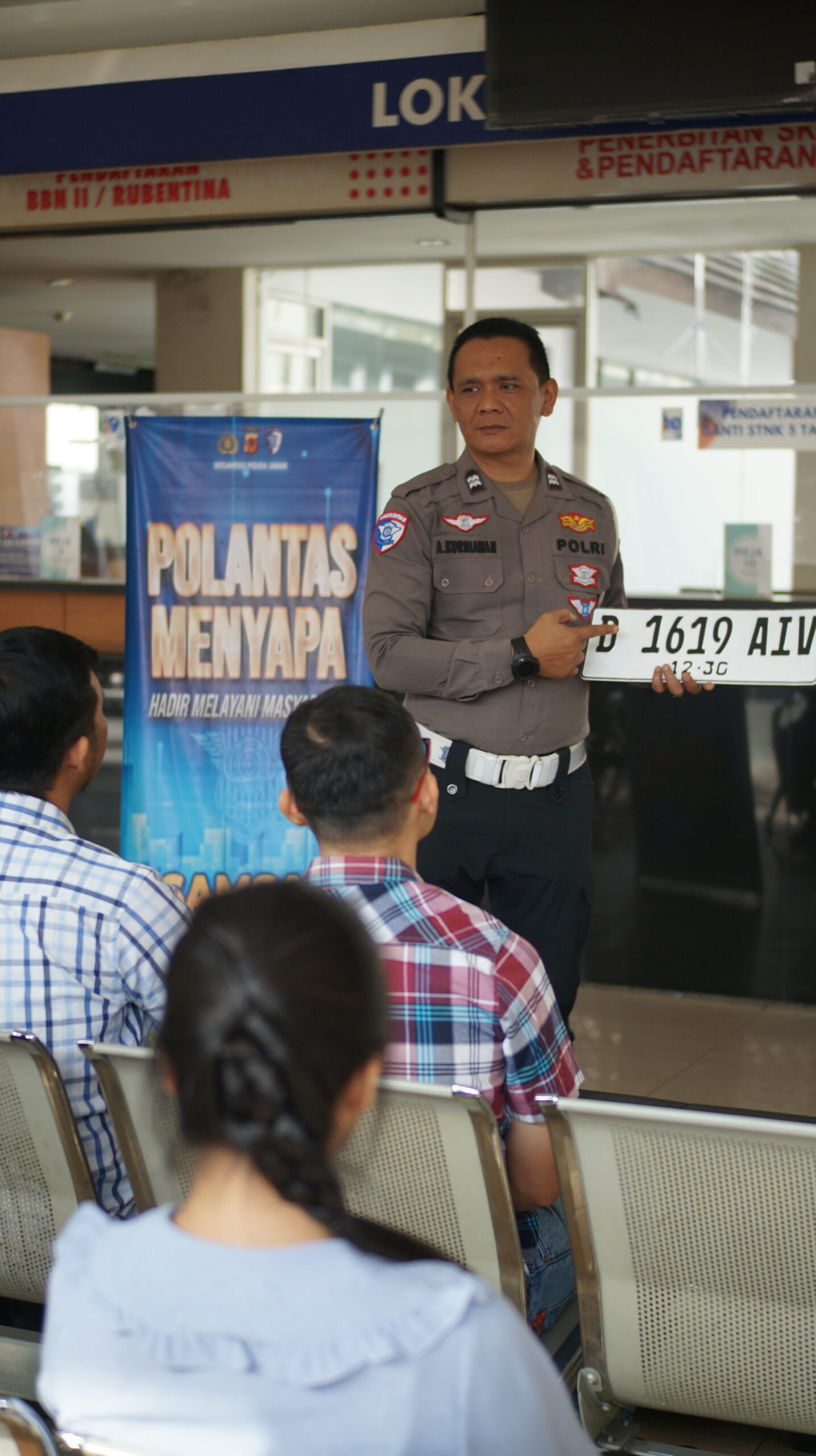 Aiptu Kurniawan Hadirkan Edukasi Terarah, Permudah Pemahaman Wajib Pajak di Samsat Pajajaran dsc09286