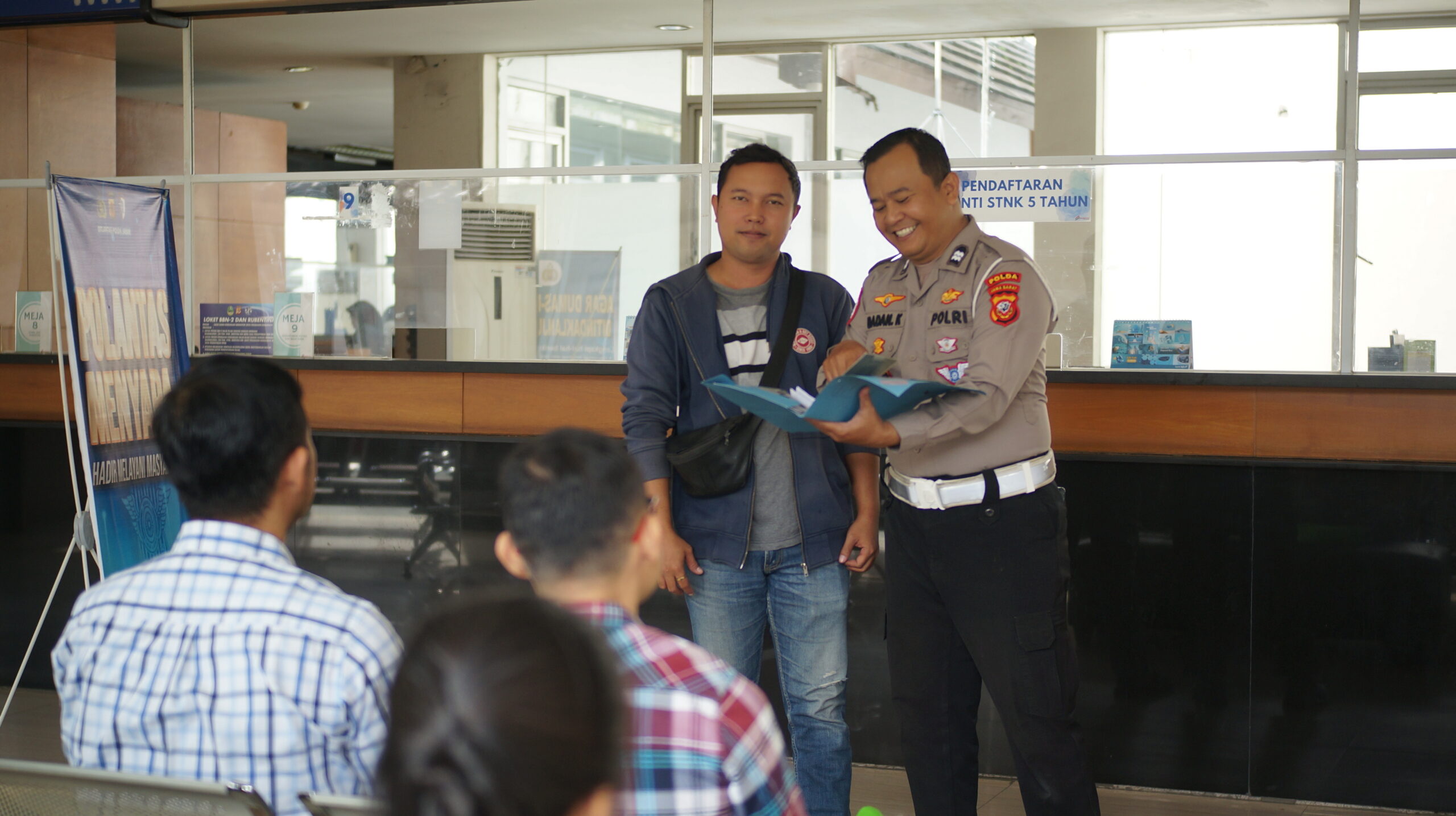 Aiptu Dadan Wujudkan Pelayanan “Sat-Set”, Permudah Proses Wajib Pajak di Samsat Pajajaran dsc09293