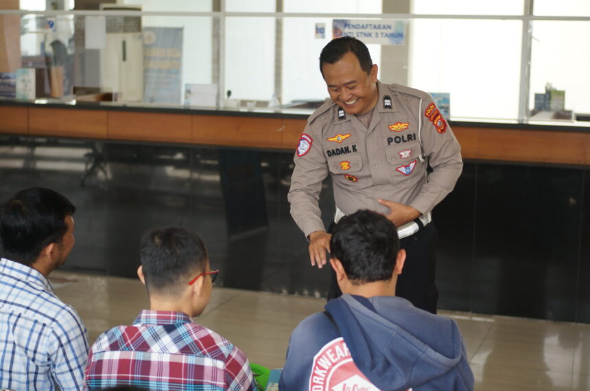 Aiptu Dadan Sigap Tangani Keluhan, Hadirkan Solusi Cepat bagi Wajib Pajak di Samsat Pajajaran dsc09295