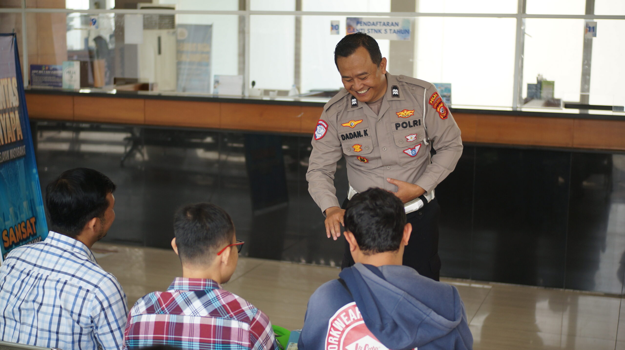 Aiptu Dadan Sigap Tangani Keluhan, Hadirkan Solusi Cepat bagi Wajib Pajak di Samsat Pajajaran dsc09295