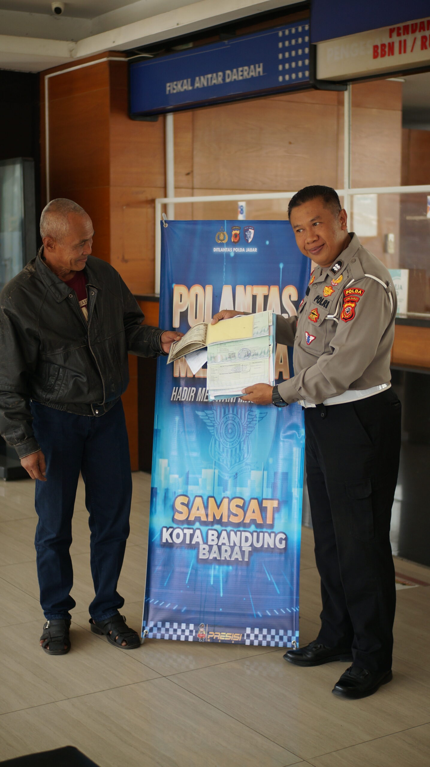 Aiptu Bambang Tunjukkan Kepemimpinan Pelayanan, Hadir Langsung Pastikan Kenyamanan Wajib Pajak dsc09304