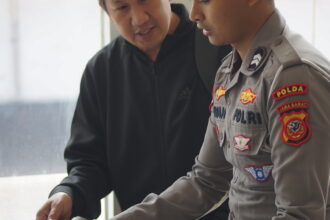 Briptu Novan Tunjukkan Respons Cepat, Sigap Bantu Masyarakat di Samsat Pajajaran polantas menyapa pajajaran (8)