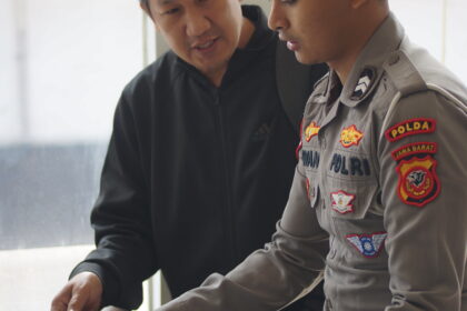 Briptu Novan Tunjukkan Respons Cepat, Sigap Bantu Masyarakat di Samsat Pajajaran polantas menyapa pajajaran (8)