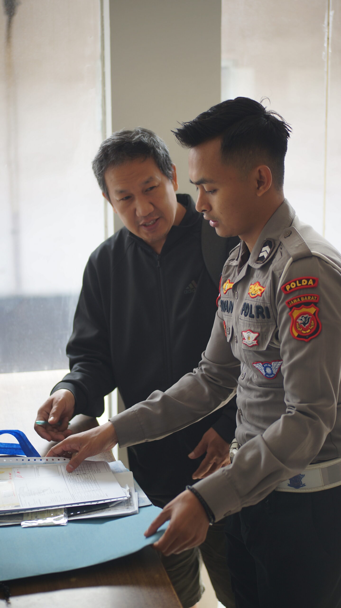 Briptu Novan Tunjukkan Respons Cepat, Sigap Bantu Masyarakat di Samsat Pajajaran polantas menyapa pajajaran (8)