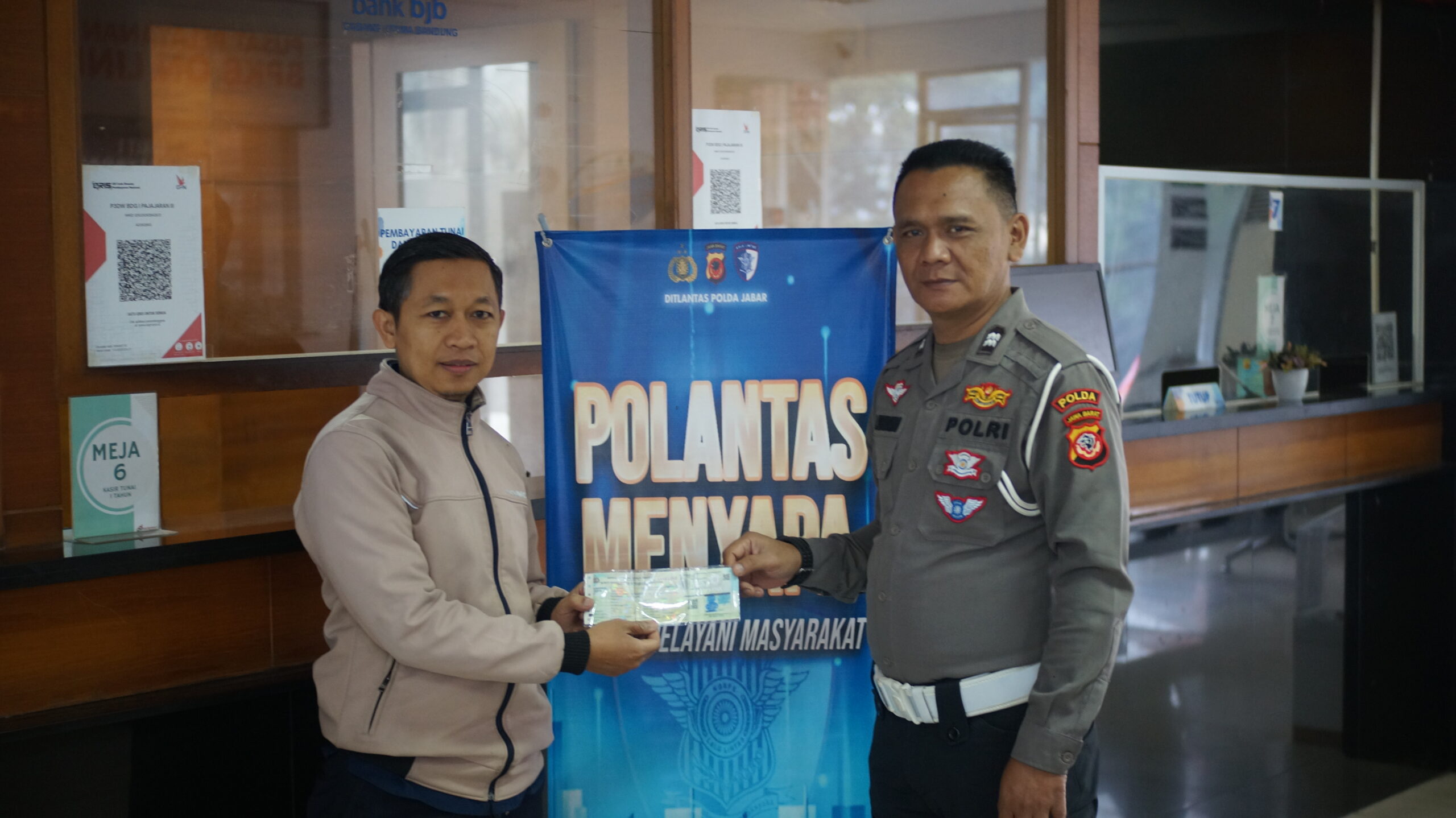 Aiptu Kurniawan Hadirkan Pelayanan Responsif, Pastikan Masyarakat Terlayani dengan Nyaman di Samsat Pajajaran dsc05727