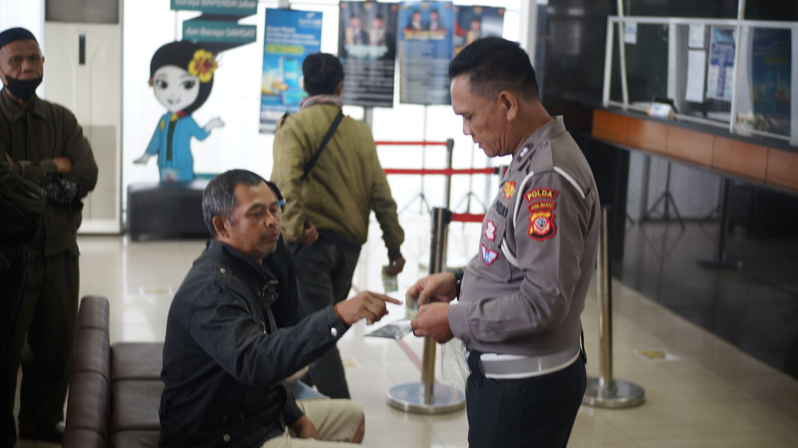 Aiptu Kurniawan Tampilkan Dedikasi Pelayanan, Utamakan Kenyamanan Masyarakat di Samsat Pajajaran dsc05744