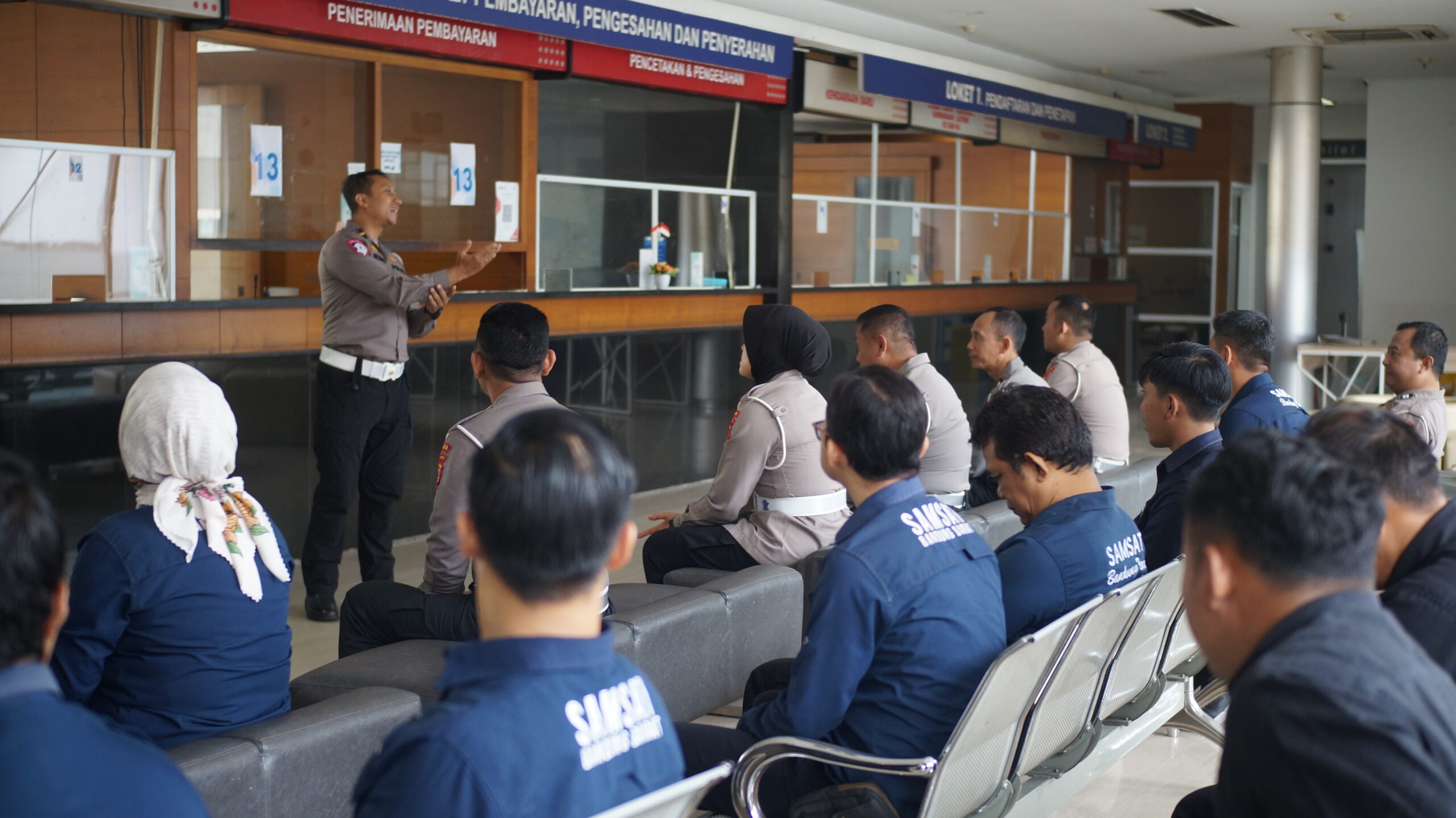 Ipda Irvan Tunjukkan Kepemimpinan Humanis, Pastikan Pelayanan Masyarakat Berjalan Optimal di Samsat Pajajaran dsc05806