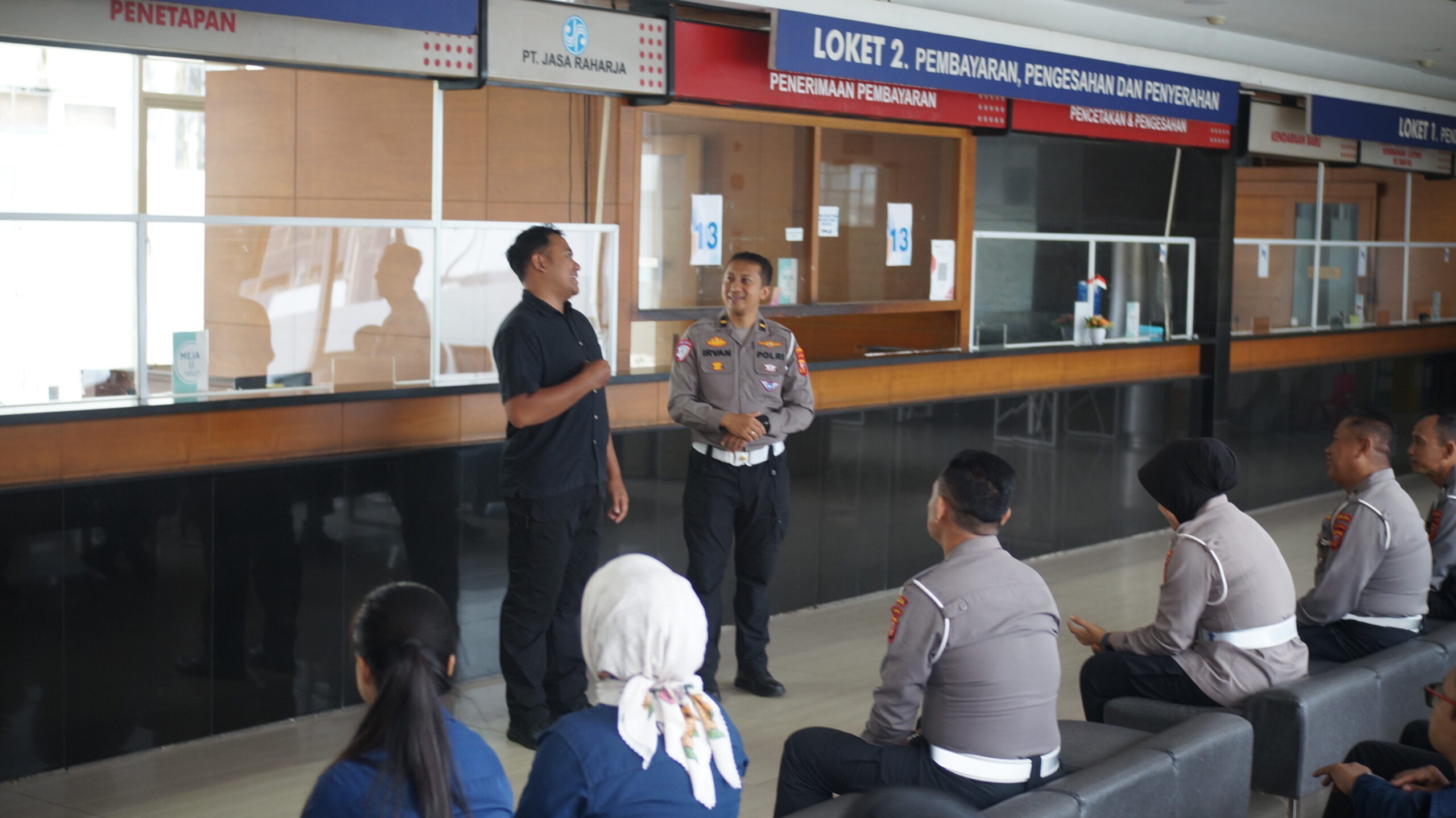 Ipda Irvan dan Briptu Aldi Tampilkan Kolaborasi Aktif, Hadirkan Pelayanan Cepat dan Solutif di Samsat Pajajaran dsc05818