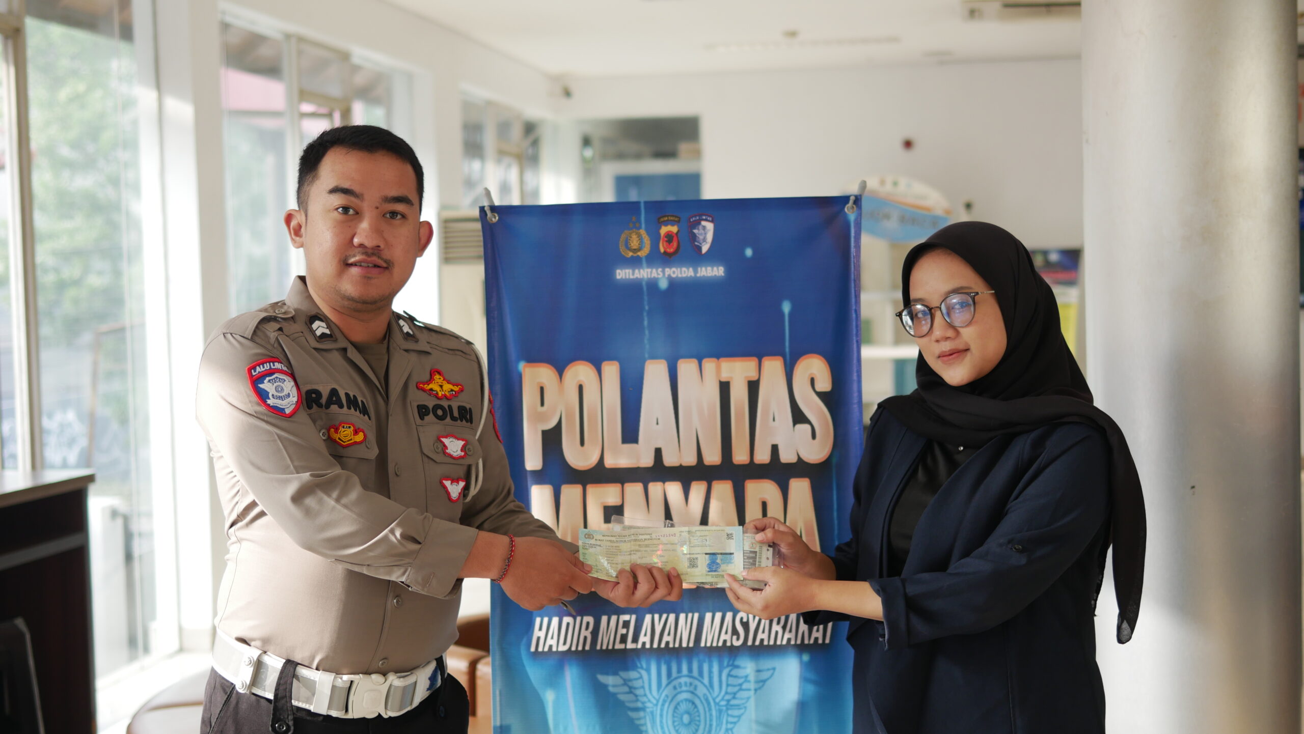 Briptu Rama Tampilkan Pelayanan Sigap dan Humanis, Hadirkan Kenyamanan bagi Masyarakat di Samsat Pajajaran p1023013