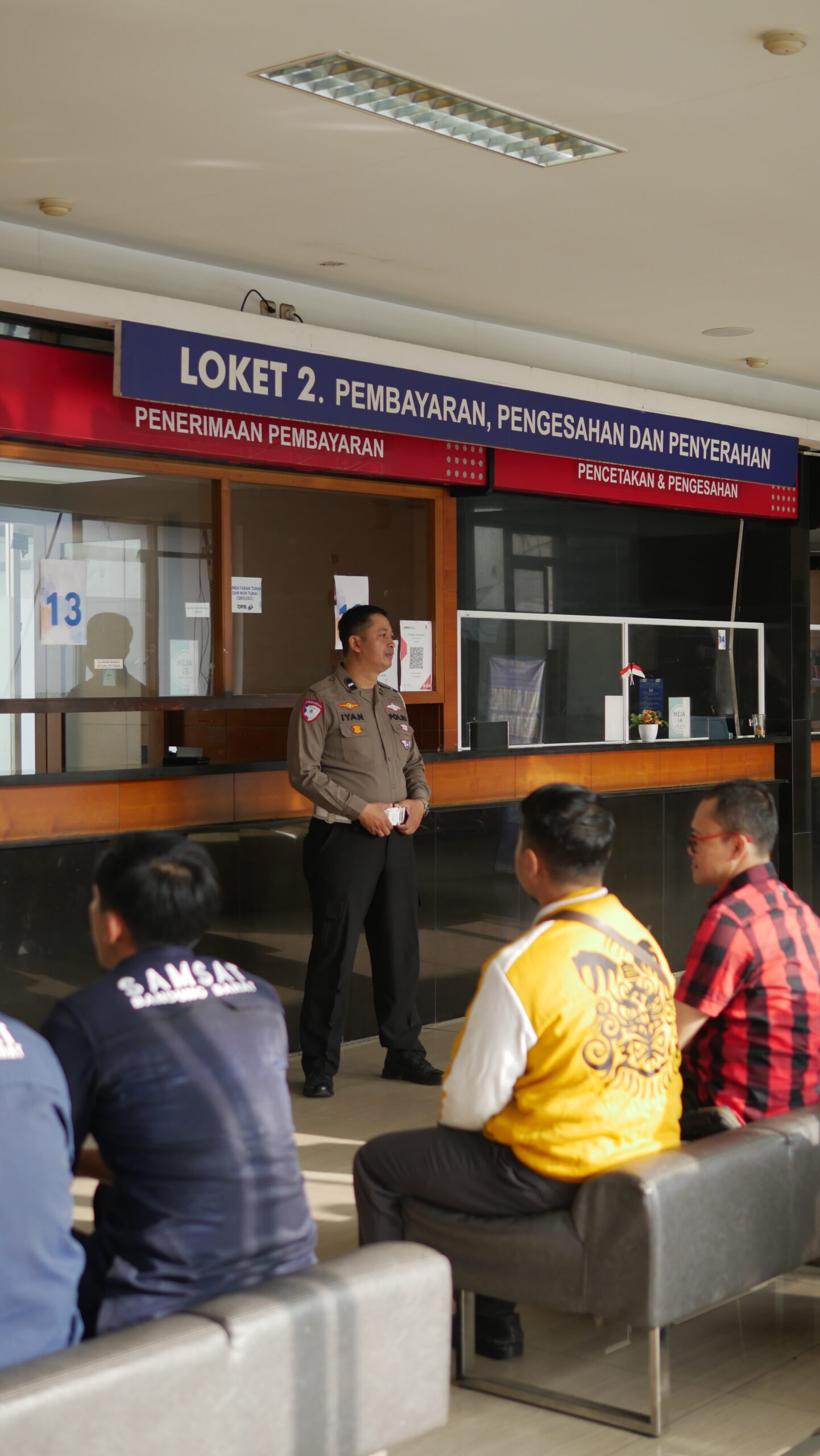 Aipda Iyan Tampilkan Pelayanan Bersahabat, Bangun Kedekatan dengan Masyarakat di Samsat Pajajaran p1023040
