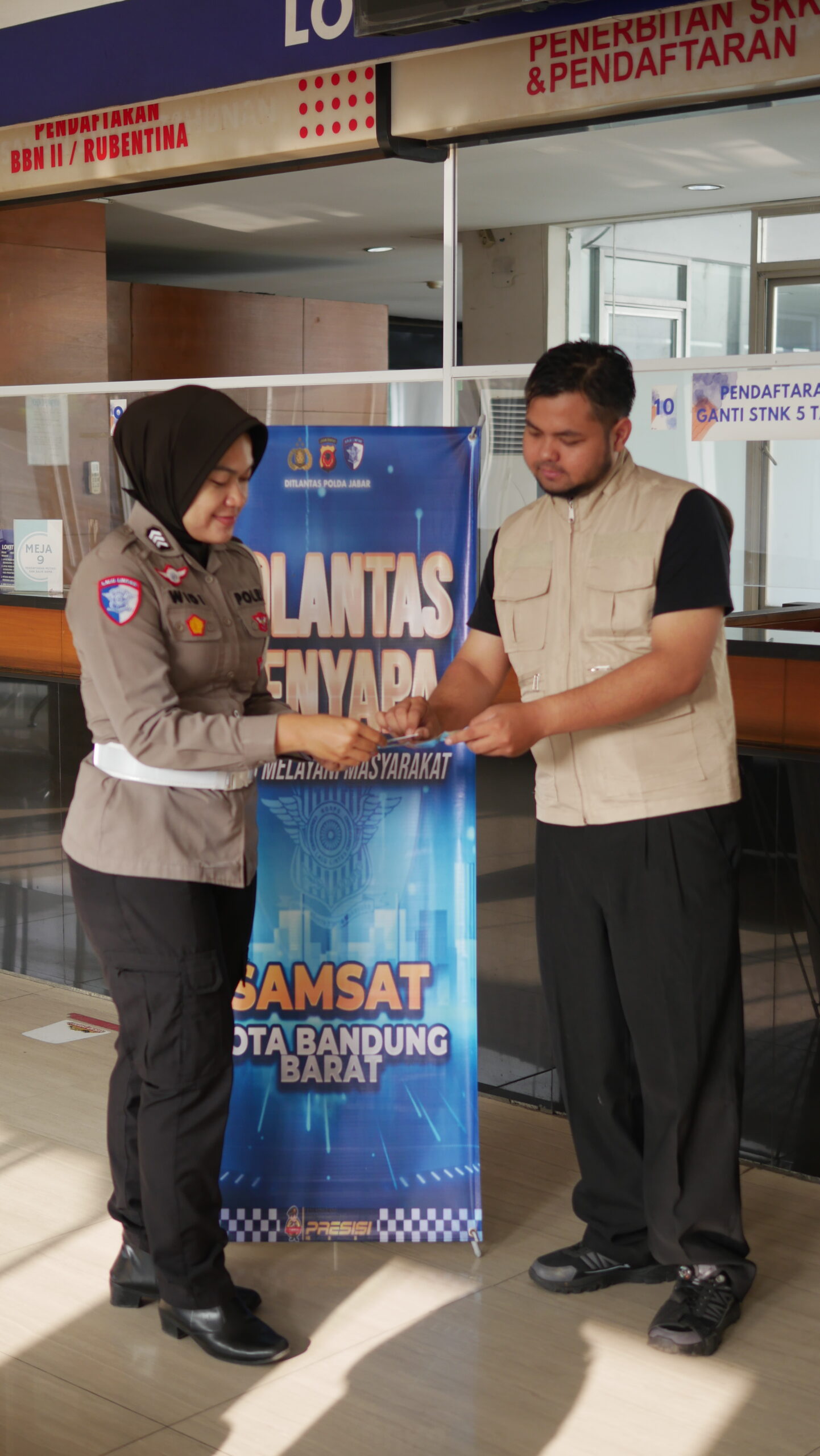Brigpol Widi Tunjukkan Pelayanan Proaktif, Sigap Bantu Masyarakat di Samsat Pajajaran p1023047