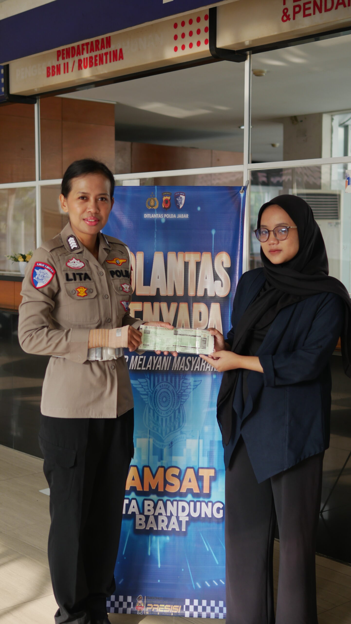 Bripka Lita Hadirkan Pelayanan Ramah dan Informatif, Berikan Kenyamanan bagi Masyarakat di Samsat Pajajaran p1023050