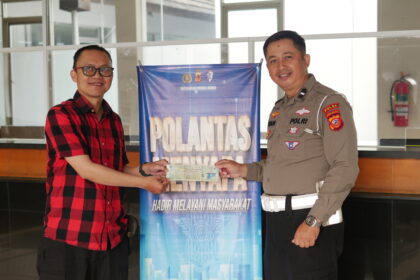 Aipda Iyan Tampilkan Kepedulian Tinggi, Hadirkan Pelayanan yang Dekat dengan Masyarakat di Samsat Pajajaran p1023004