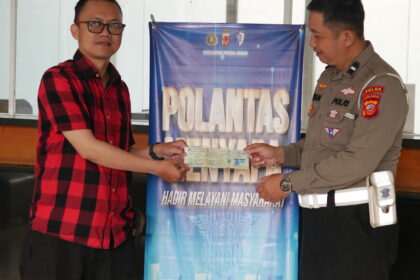 Aipda Iyan Hadir dengan Sentuhan Humanis, Jadikan Pelayanan di Samsat Pajajaran Lebih Bersahabat p1023005