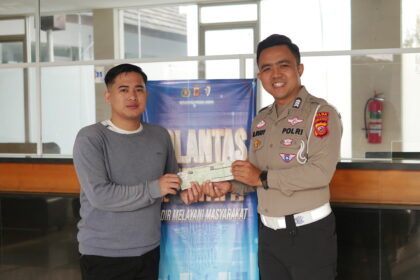 Brigpol Rudy Tunjukkan Pelayanan Prima, Hadirkan Solusi Cepat bagi Masyarakat di Samsat Pajajaran p1023007