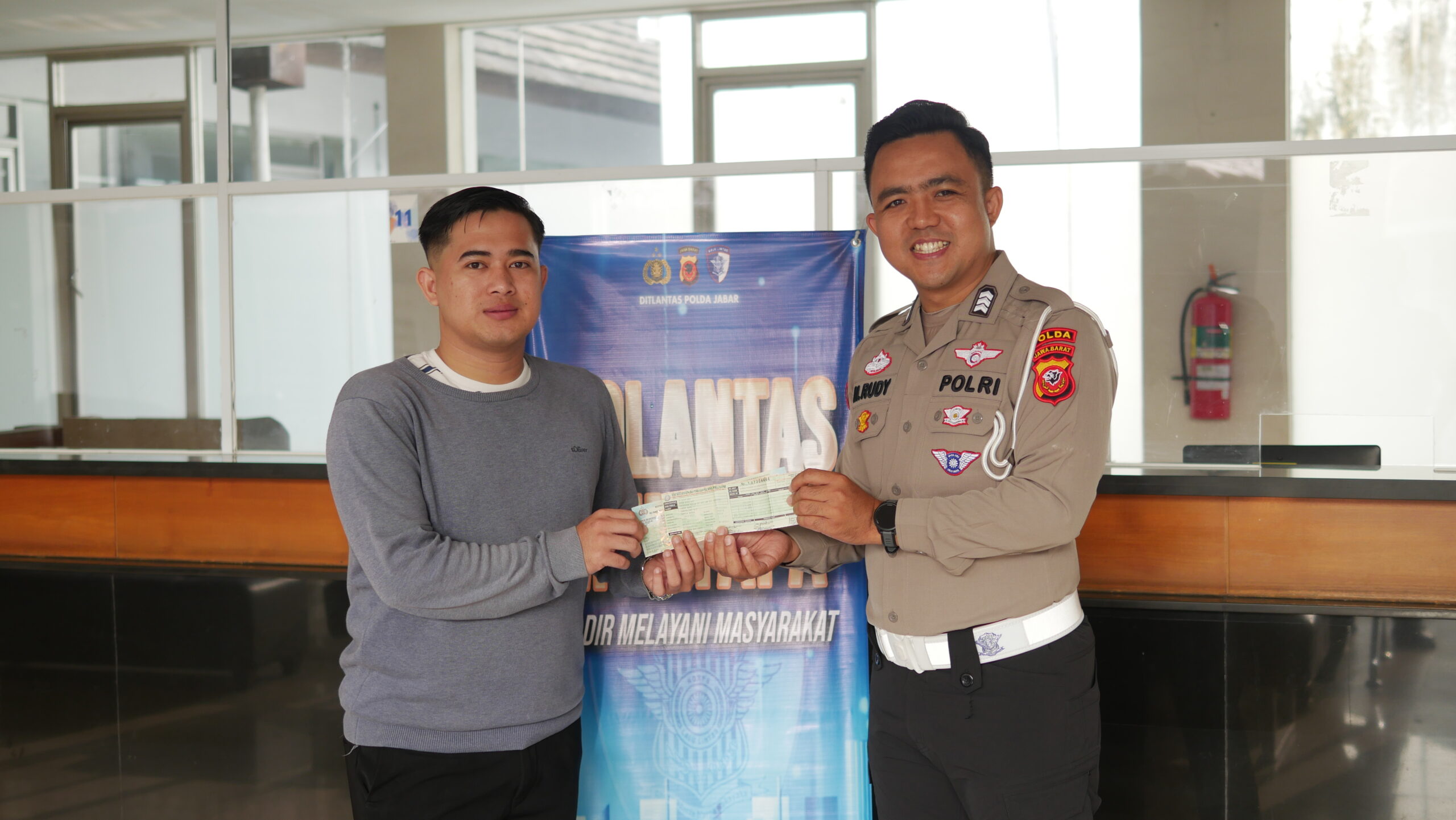 Brigpol Rudy Tunjukkan Pelayanan Prima, Hadirkan Solusi Cepat bagi Masyarakat di Samsat Pajajaran p1023007