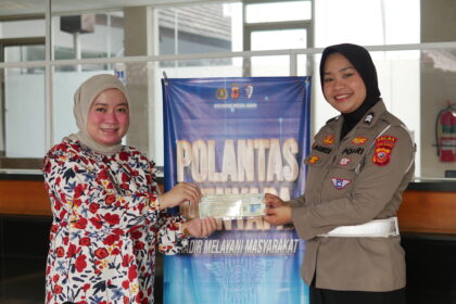Briptu Agnes Bangun Kepercayaan Masyarakat Lewat Pelayanan Humanis dan Edukasi Pajak di Samsat Pajajaran p1023009