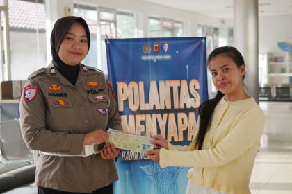 Briptu Agnes Polantas Menyapa di Samsat Pajajaran Bandung: Mengedepankan Hospitality dalam Pelayanan Publik p1023011