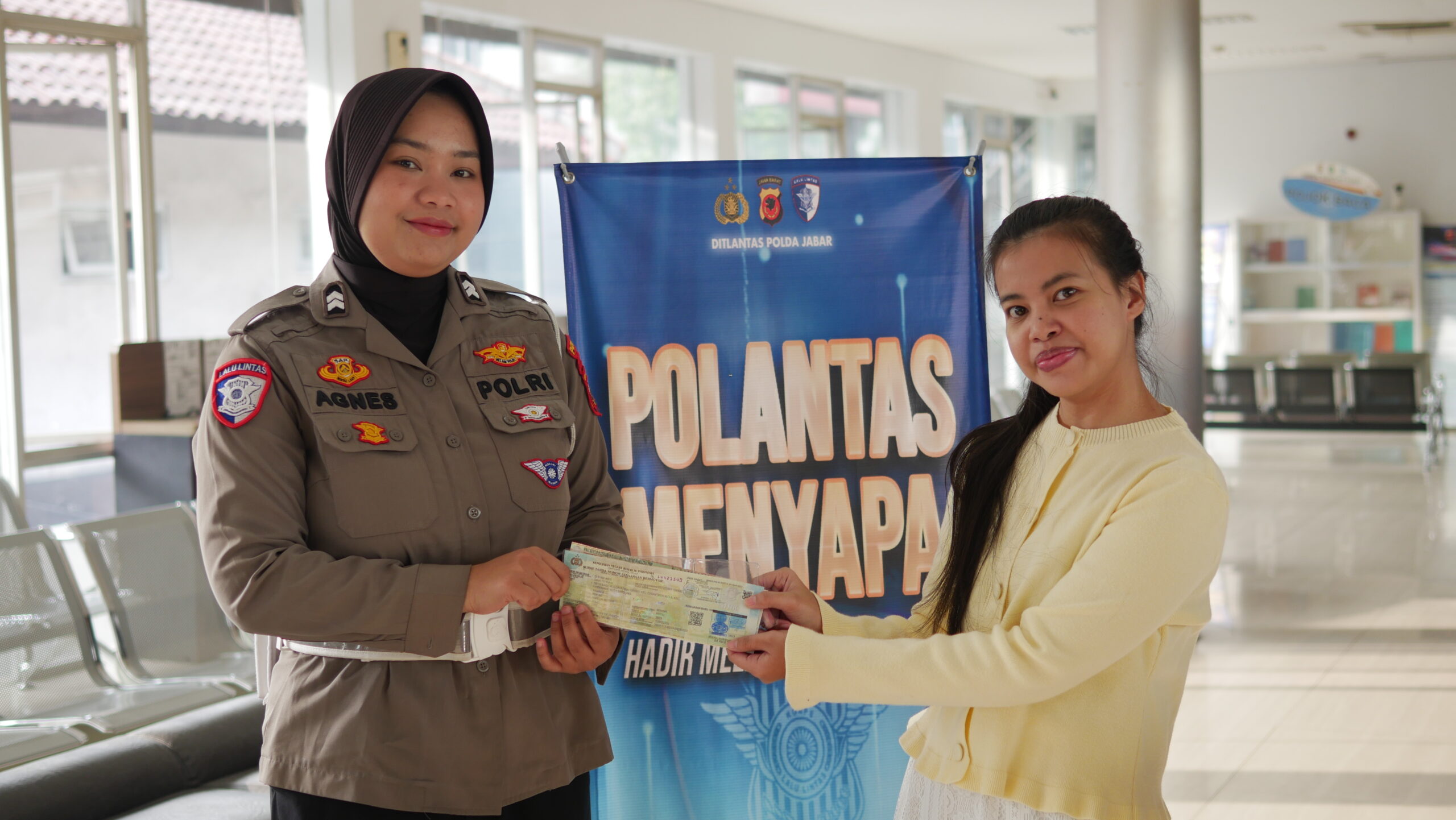 Briptu Agnes Tunjukkan Empati dalam Pelayanan, Hadirkan Pengalaman Positif bagi Wajib Pajak di Samsat Pajajaran p1023011