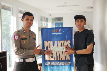 Brigpol Bambang Polantas Menyapa di Samsat Pajajaran Bandung: Mengajak Masyarakat Tertib Pajak Kendaraan demi Pembangunan Daerah p1023015