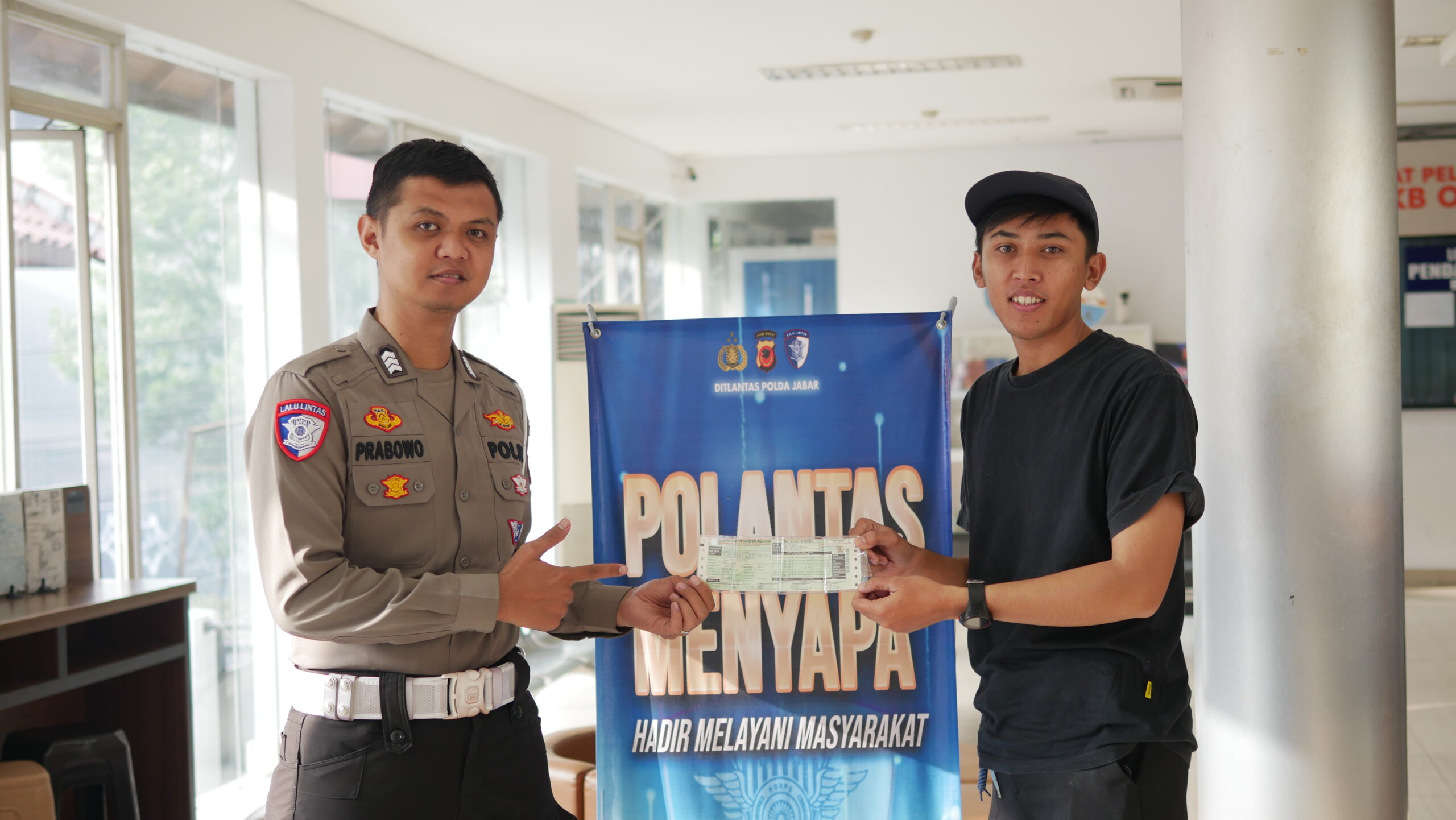 Brigpol Bambang Polantas Menyapa di Samsat Pajajaran Bandung: Mengajak Masyarakat Tertib Pajak Kendaraan demi Pembangunan Daerah p1023015