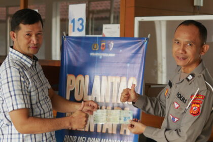 Aiptu Santoso Edukasi Wajib Pajak, Perkuat Budaya Tertib Administrasi di Samsat Pajajaran p1022999